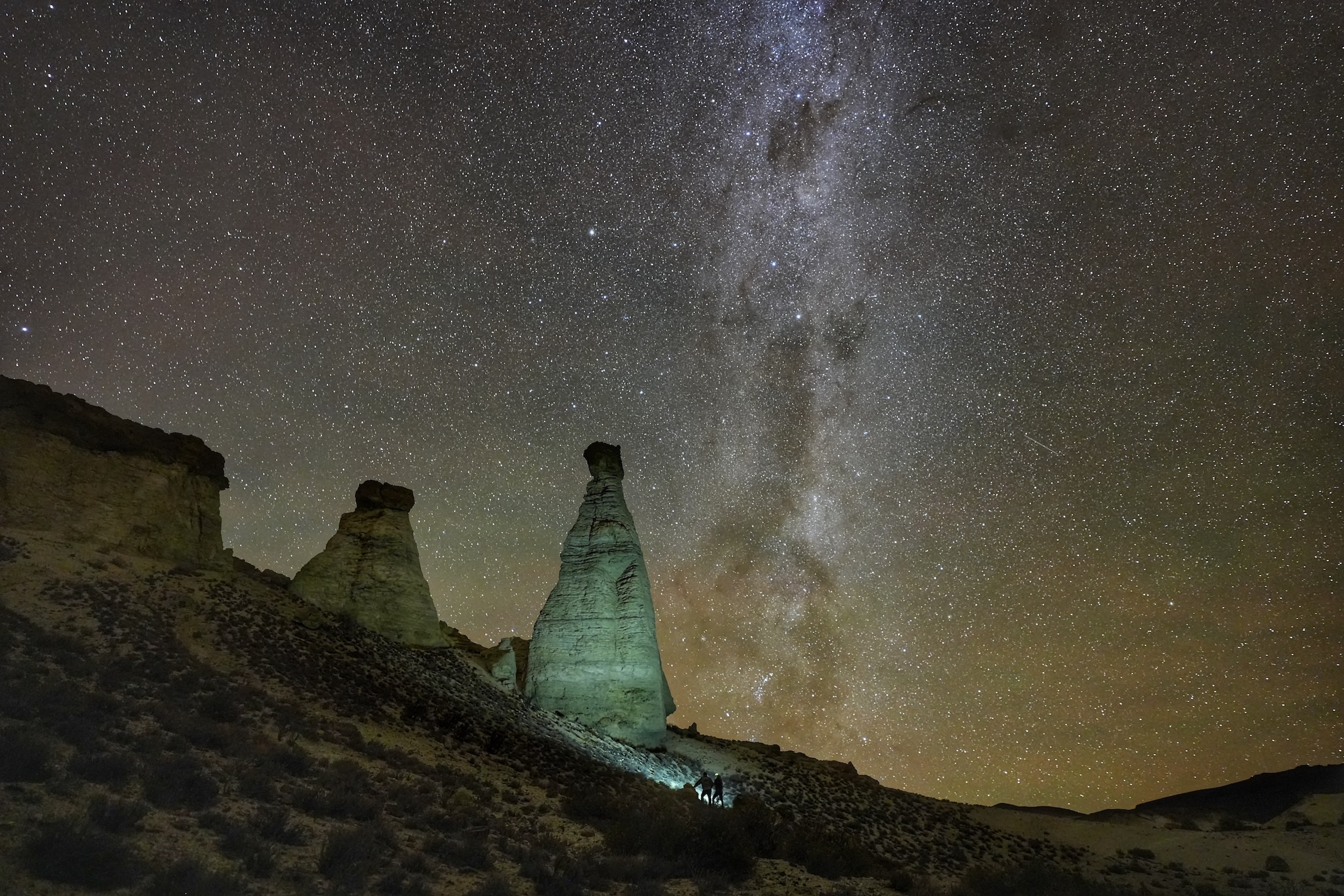 Las Torres iluminadas bajo la Vía Láctea en la estepa de Chubut