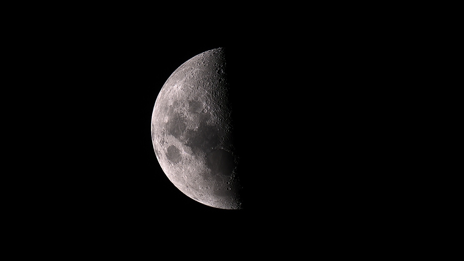 Luna en cuarto creciente fotografiada con telescopio durante una salida agreste