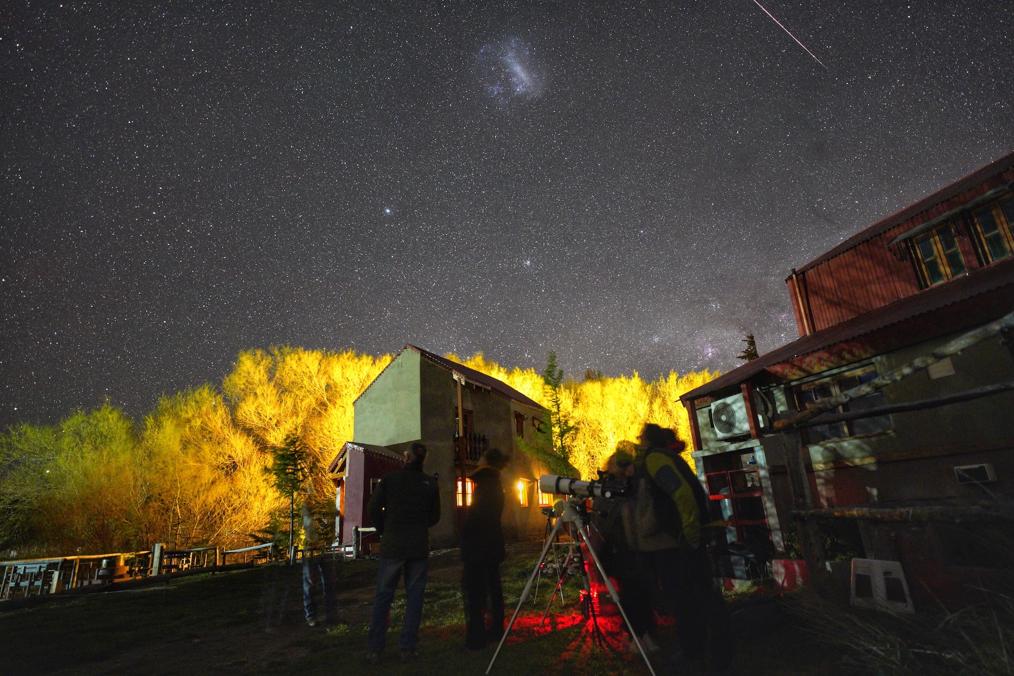 Observación astronómica con telescopio en La Floral Lodge, Trevelin