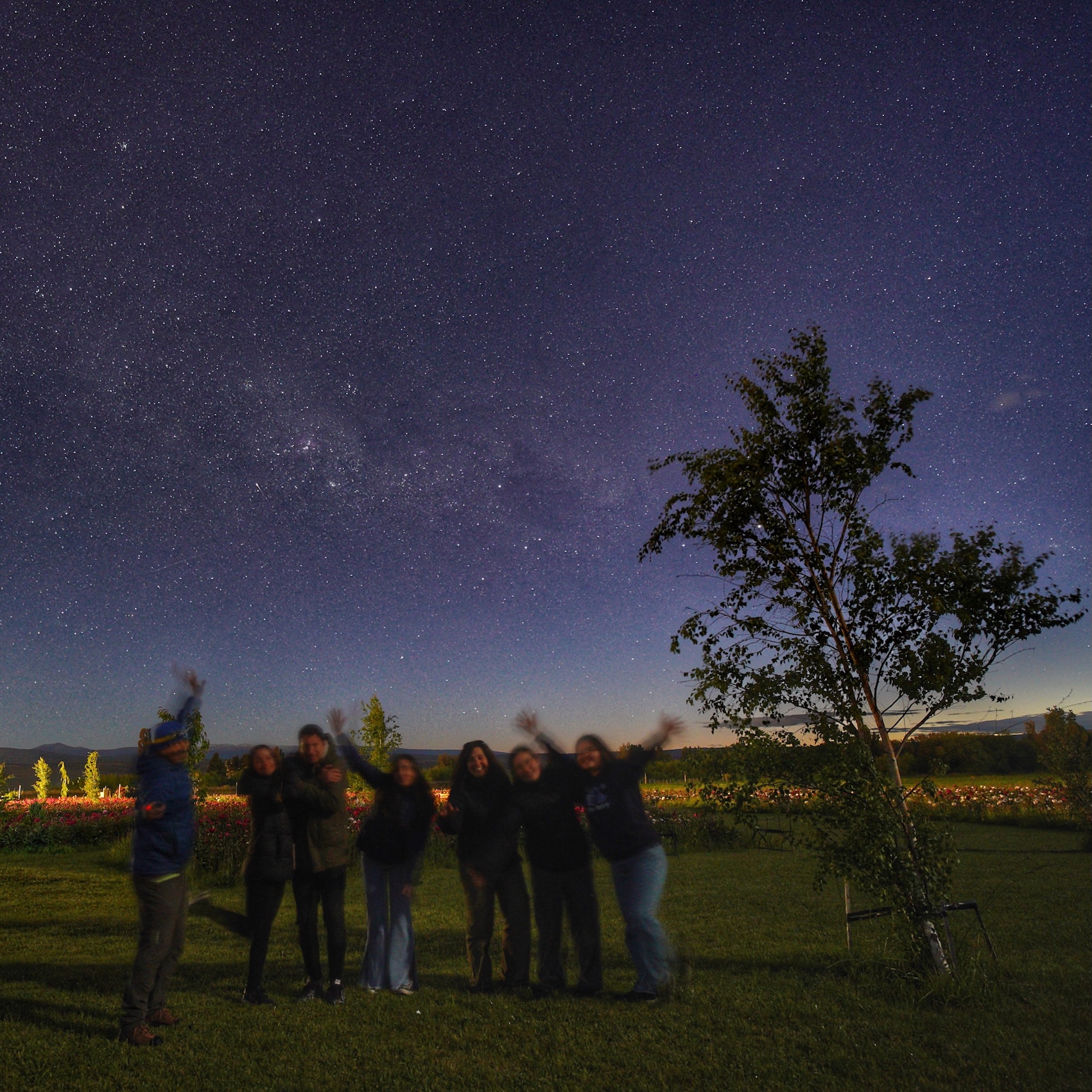 Grupo disfrutando una noche de observación astronómica en el jardín de Taiyó