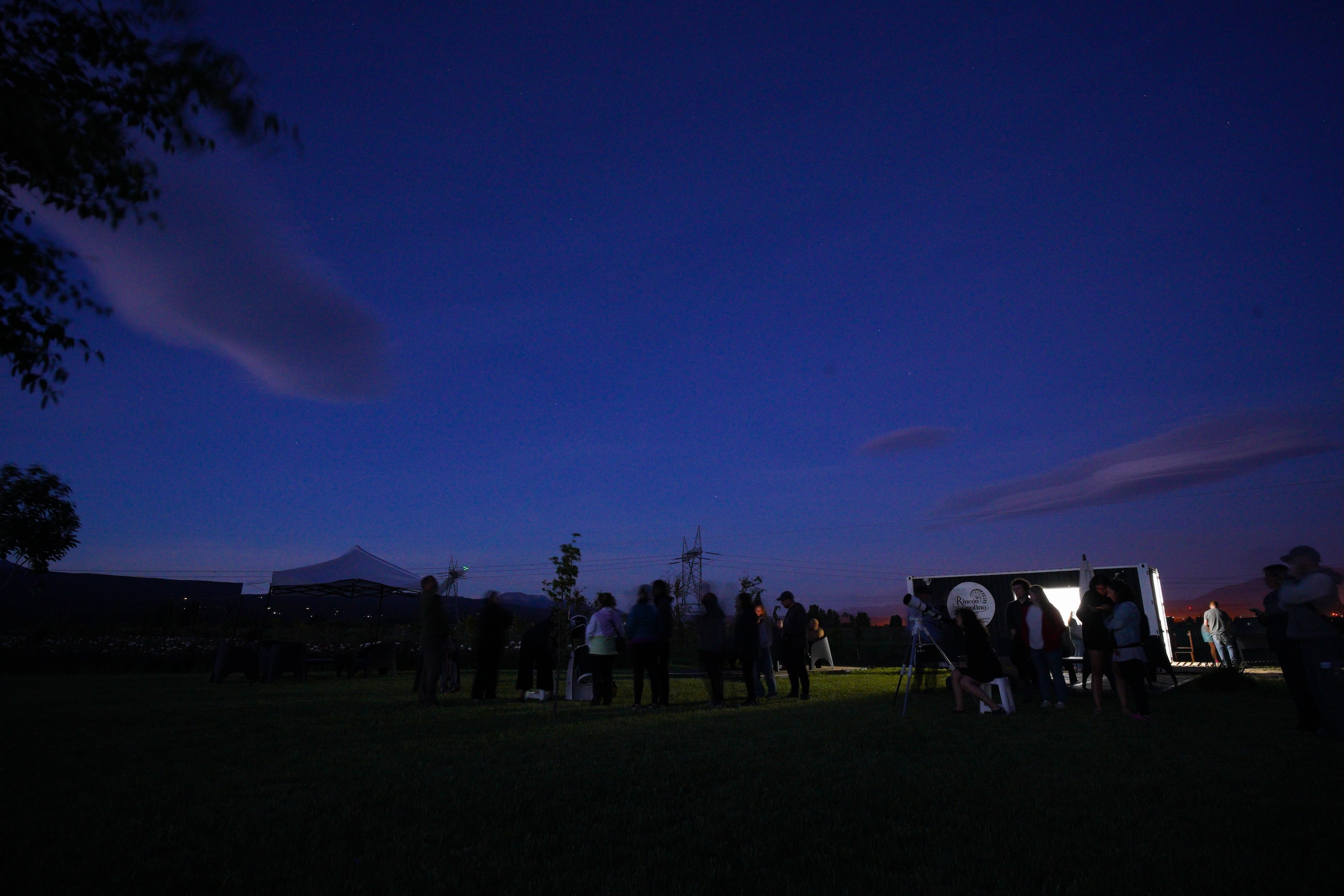 Charla de astroturismo con láser señalando la Vía Láctea en Taiyó Jardín Cordillerano, Trevelin