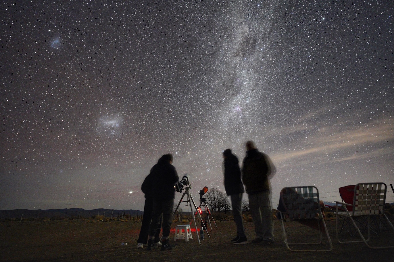 Grupo observando la Vía Láctea con telescopios en una noche de astroturismo en la Patagonia