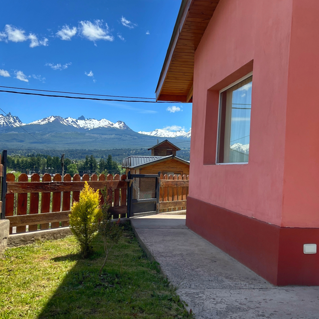 Vista a la cordillera nevada desde la Cabaña Buena Vista en Trevelin