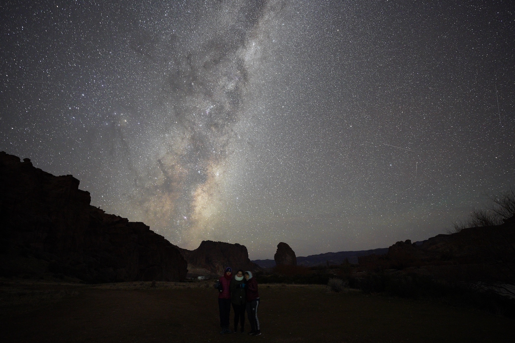 Personas bajo el cielo estrellado en Piedra Parada, Chubut