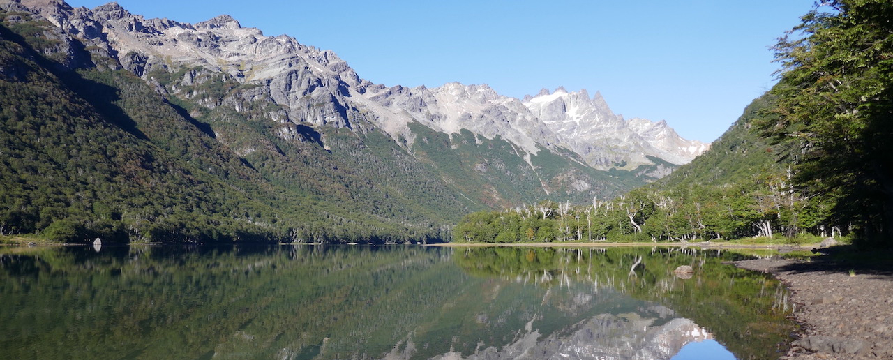 Lago de montaña con reflejo de la cordillera en la Patagonia