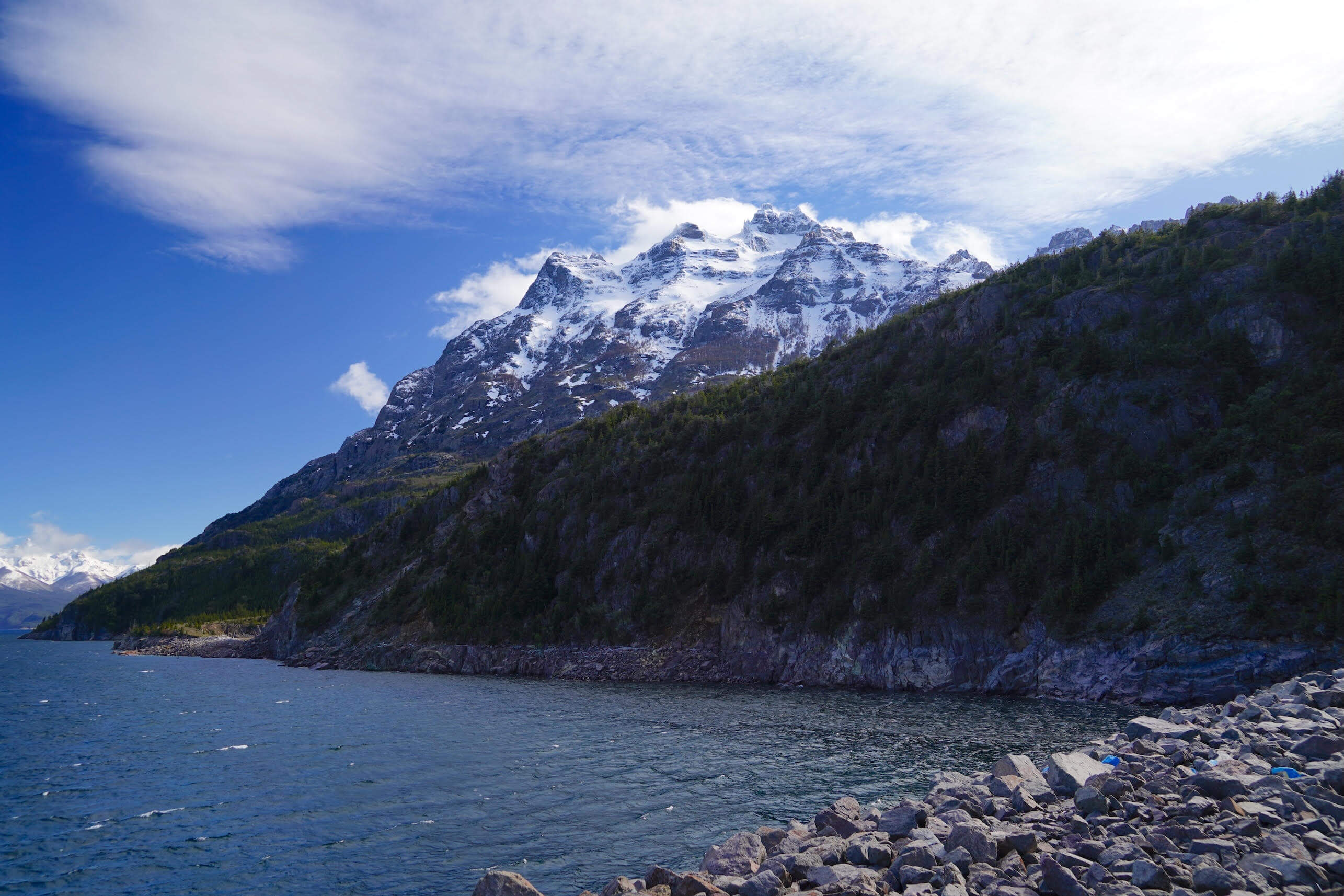 Cerro Trono de Nubes nevado sobre el lago en el Parque Nacional Los Alerces