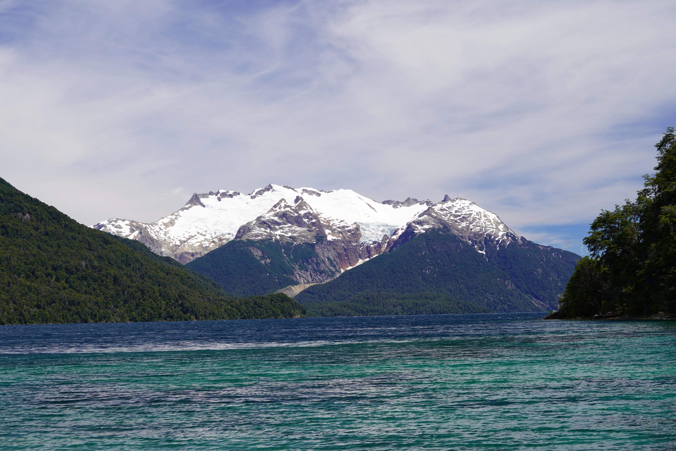Glaciar Torrecillas nevado sobre el lago de aguas verdes en Los Alerces