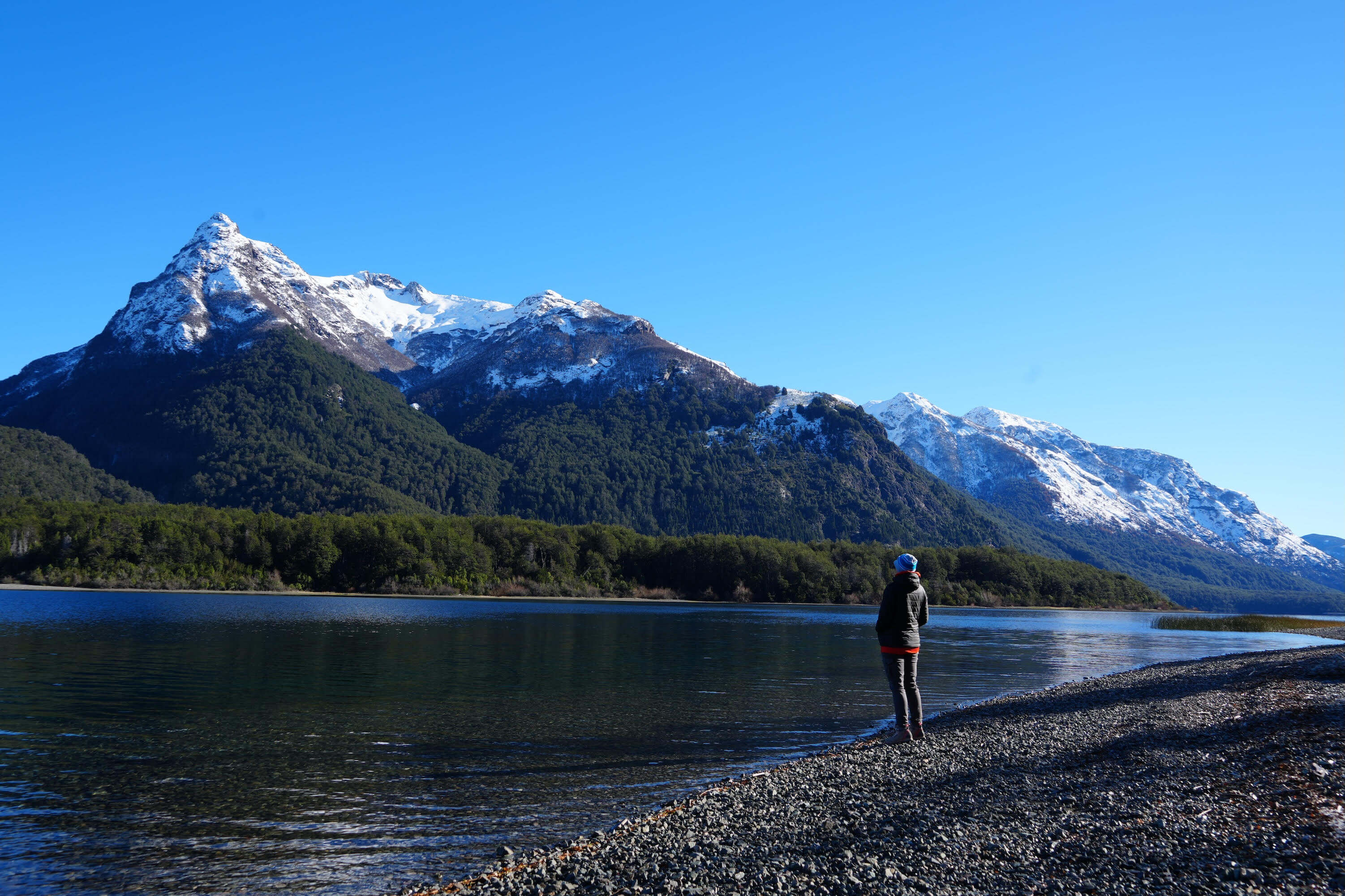Lago Futalaufquen con cerro nevado y cielo despejado en Los Alerces
