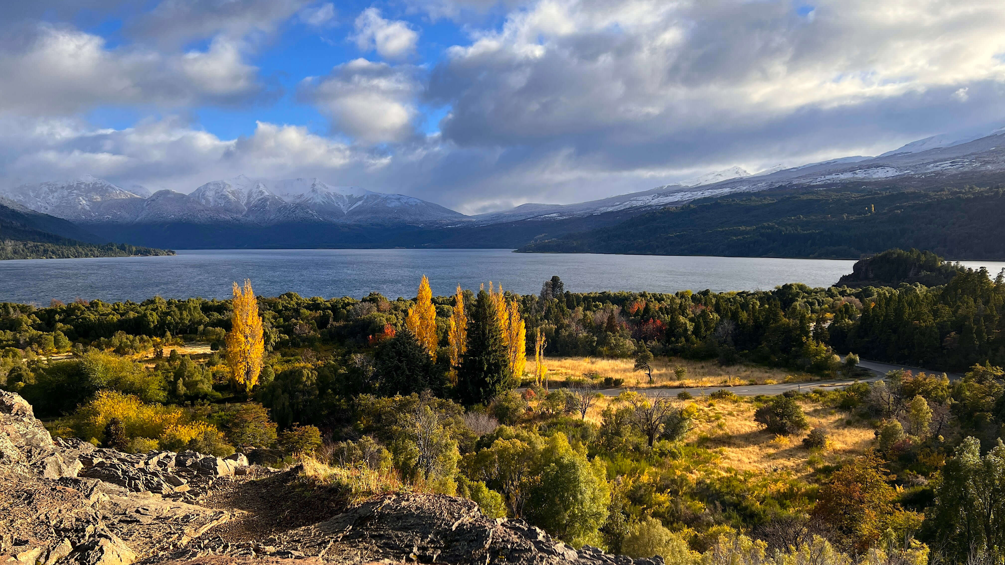 Mirador panorámico del lago con álamos en otoño y cordillera nevada en Los Alerces
