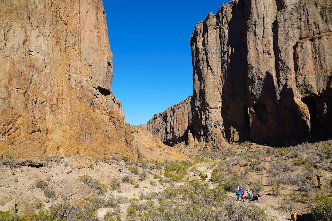 Trekking entre los paredones del Cañadón de la Buitrera en Piedra Parada