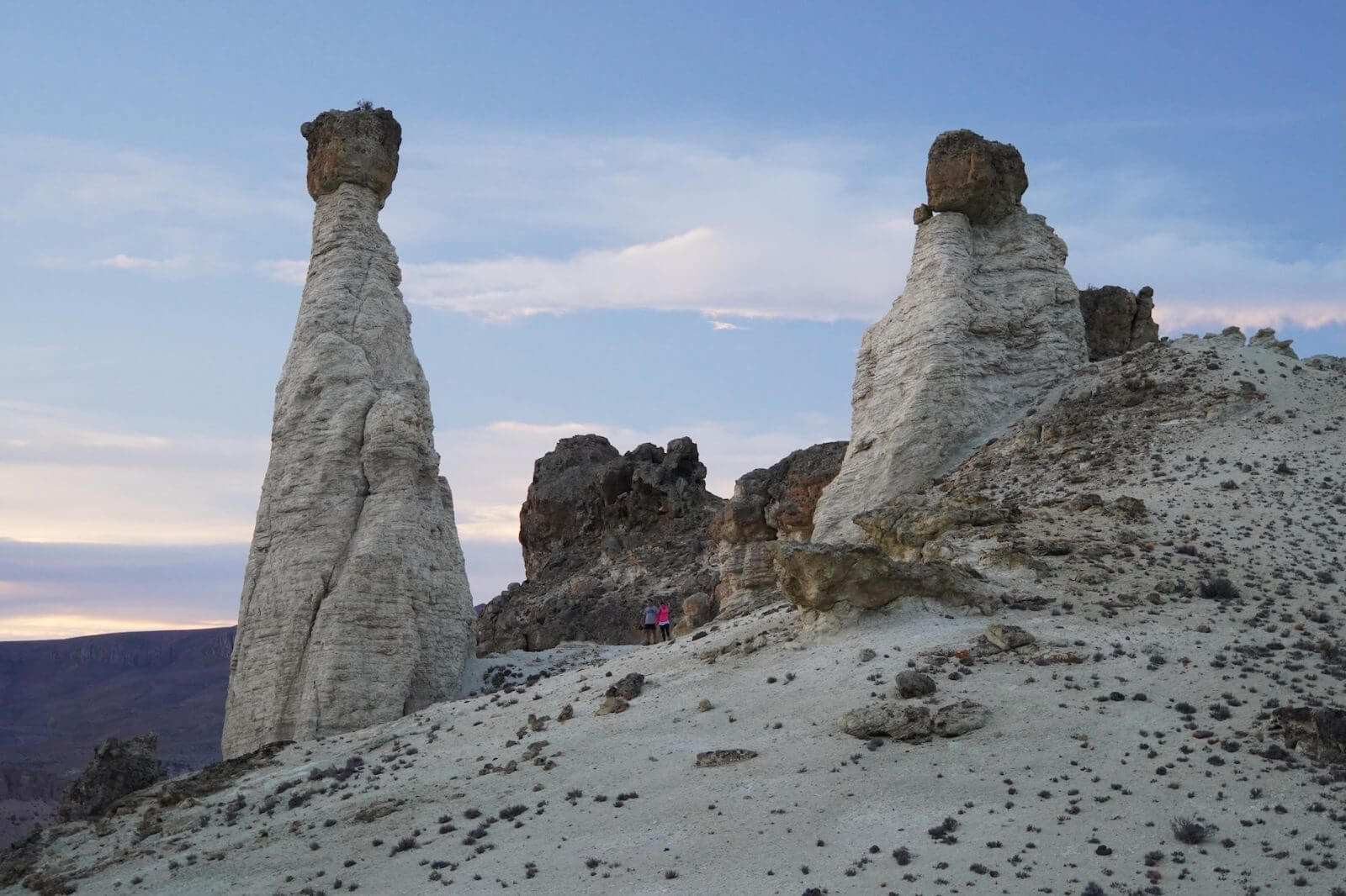 Formaciones de roca blanca al atardecer en Piedra Parada, Chubut