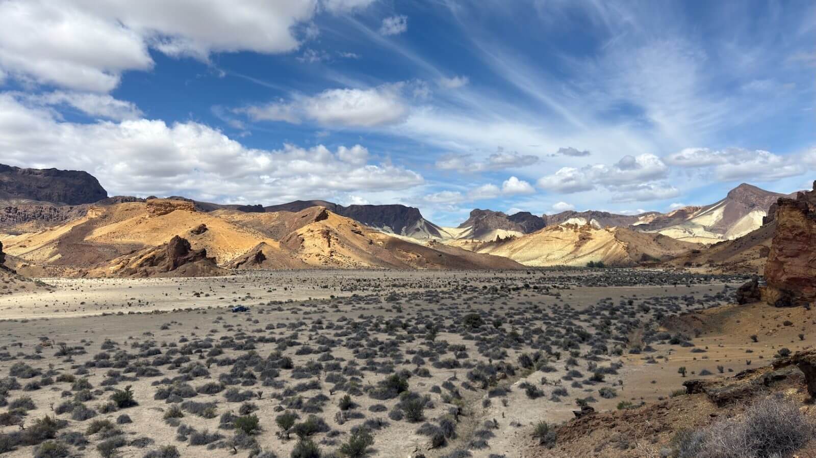 Vista panorámica de la estepa y las montañas de colores en Piedra Parada