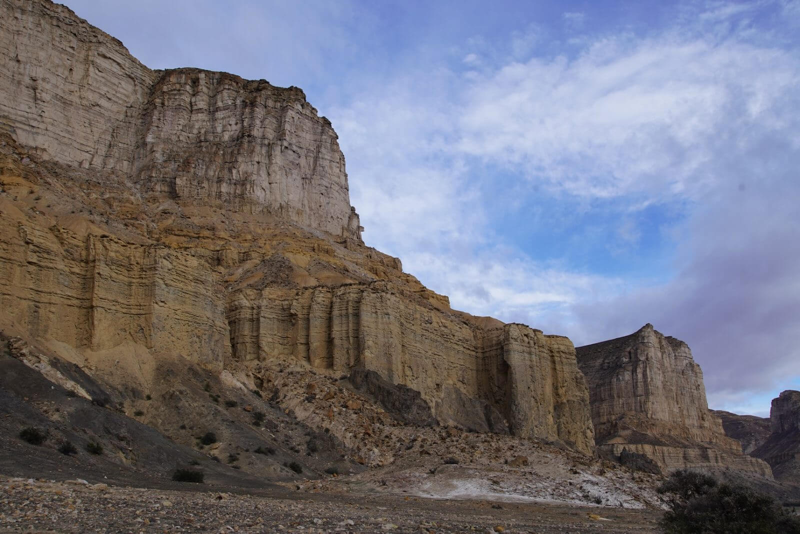 Grandes paredones de roca estratificada en Piedra Parada