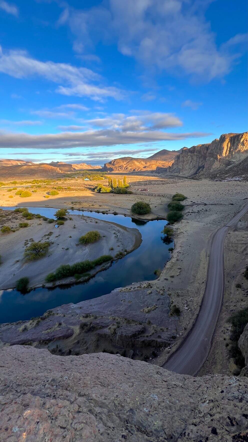 Meandro del Río Chubut serpenteando por la estepa al atardecer